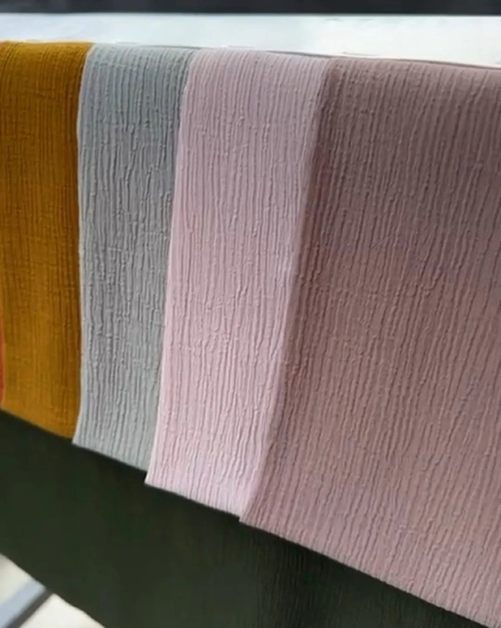 Detail kain crinkle premium dalam warna-warna pastel — perawatan kain busana muslim