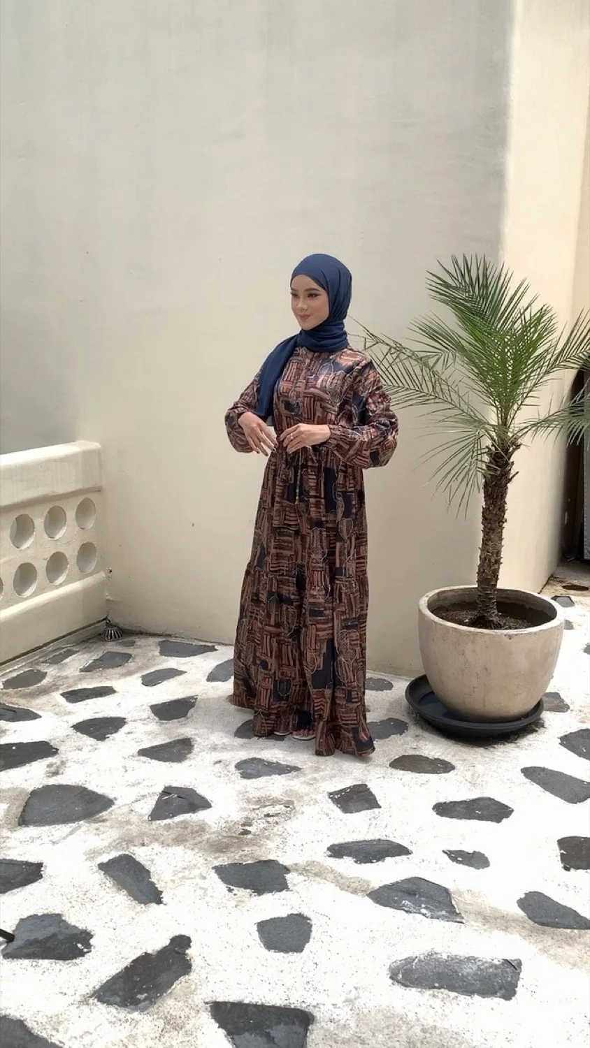 Model mengenakan hijab navy dan gamis batik — inspirasi gaya hijab simple dan modis