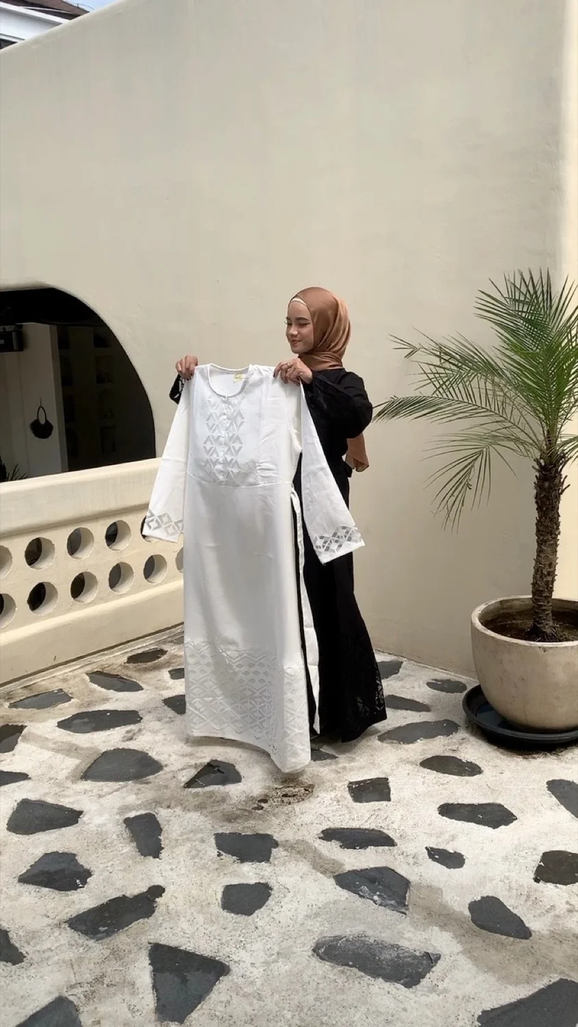 Model mengenakan gamis cutwork modern — koleksi tren hijab dan busana muslim 2025